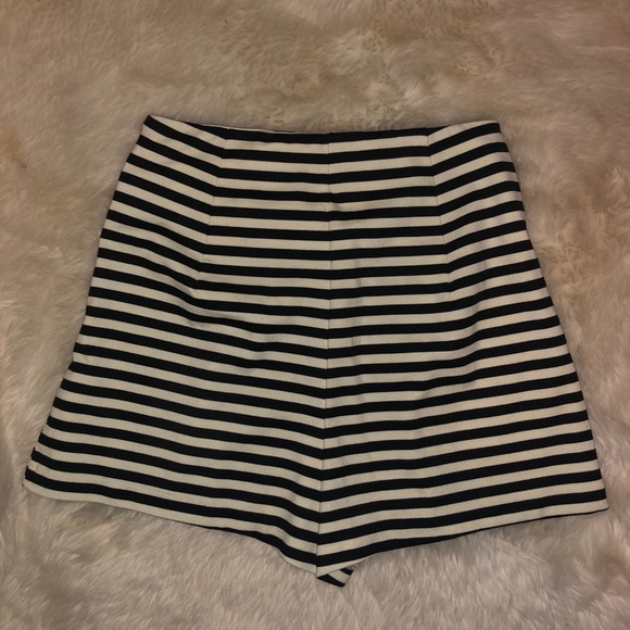 FREE PEOPLE SHORTS - Picture 1 of 3